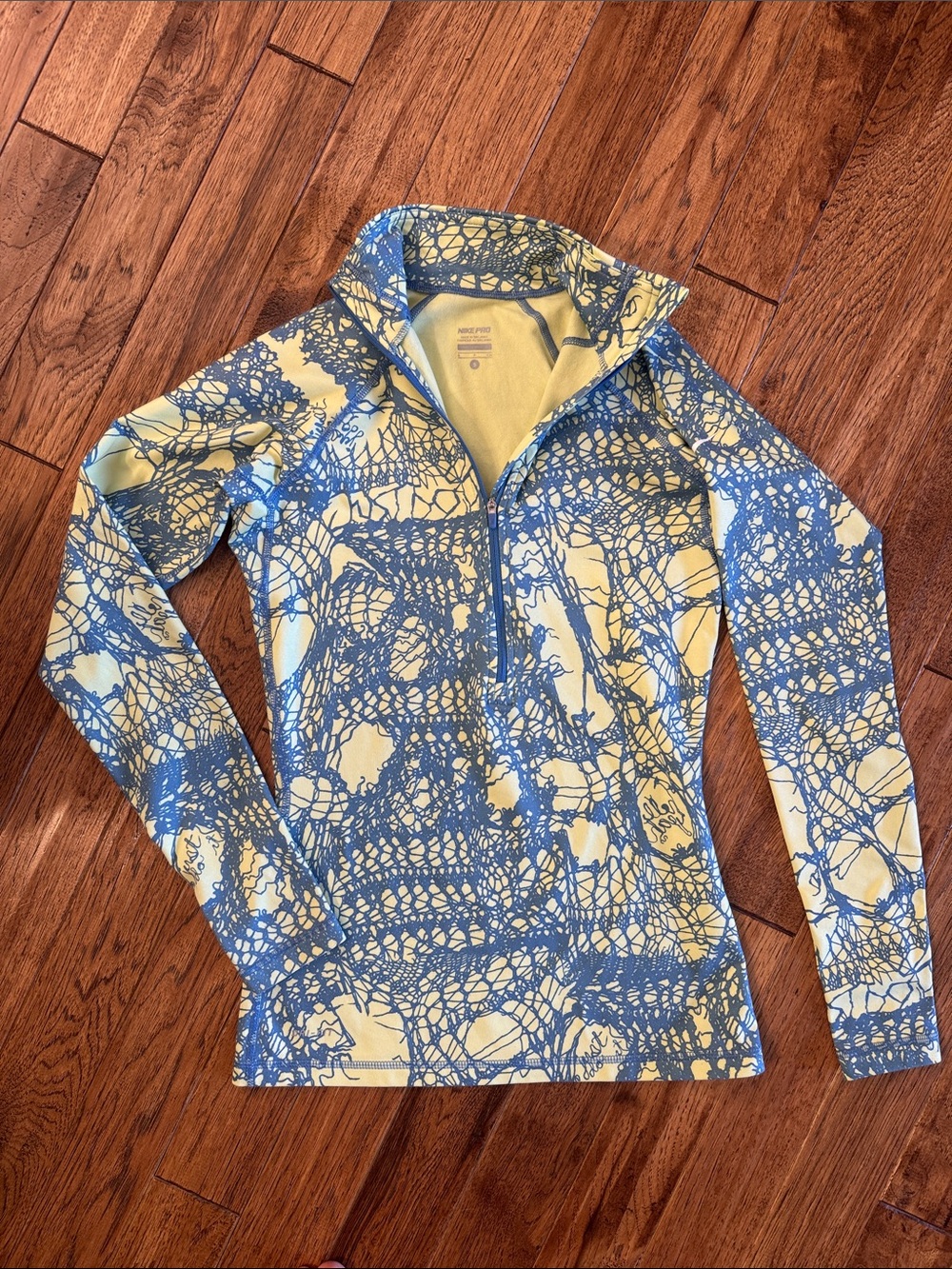 Nike pro Half-Zip Pullover in Yellow and Blue Abstract Print